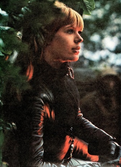 摩托车上的女孩剧照的剧照