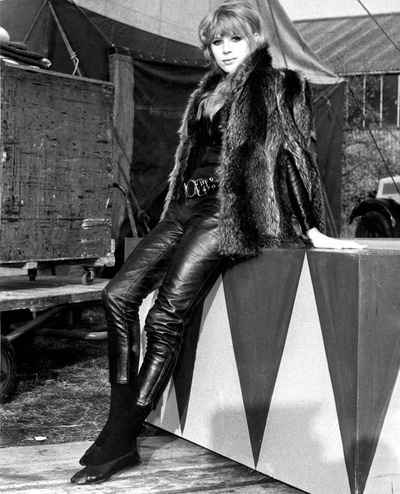 摩托车上的女孩剧照的剧照