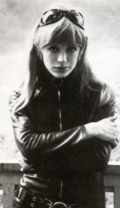 摩托车上的女孩剧照的剧照