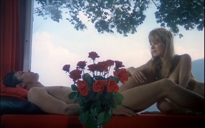 摩托车上的女孩剧照的剧照