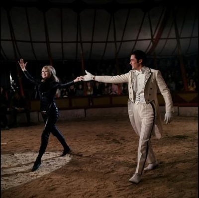 摩托车上的女孩剧照的剧照