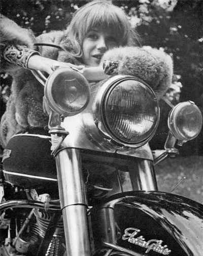 摩托车上的女孩剧照的剧照