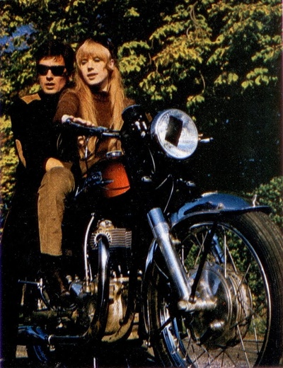 摩托车上的女孩剧照的剧照