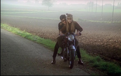 摩托车上的女孩剧照的剧照