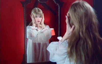 摩托车上的女孩剧照的剧照