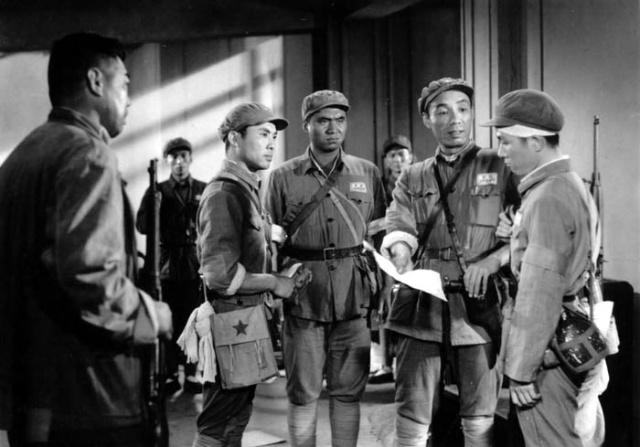 霓虹灯下的哨兵剧照的剧照