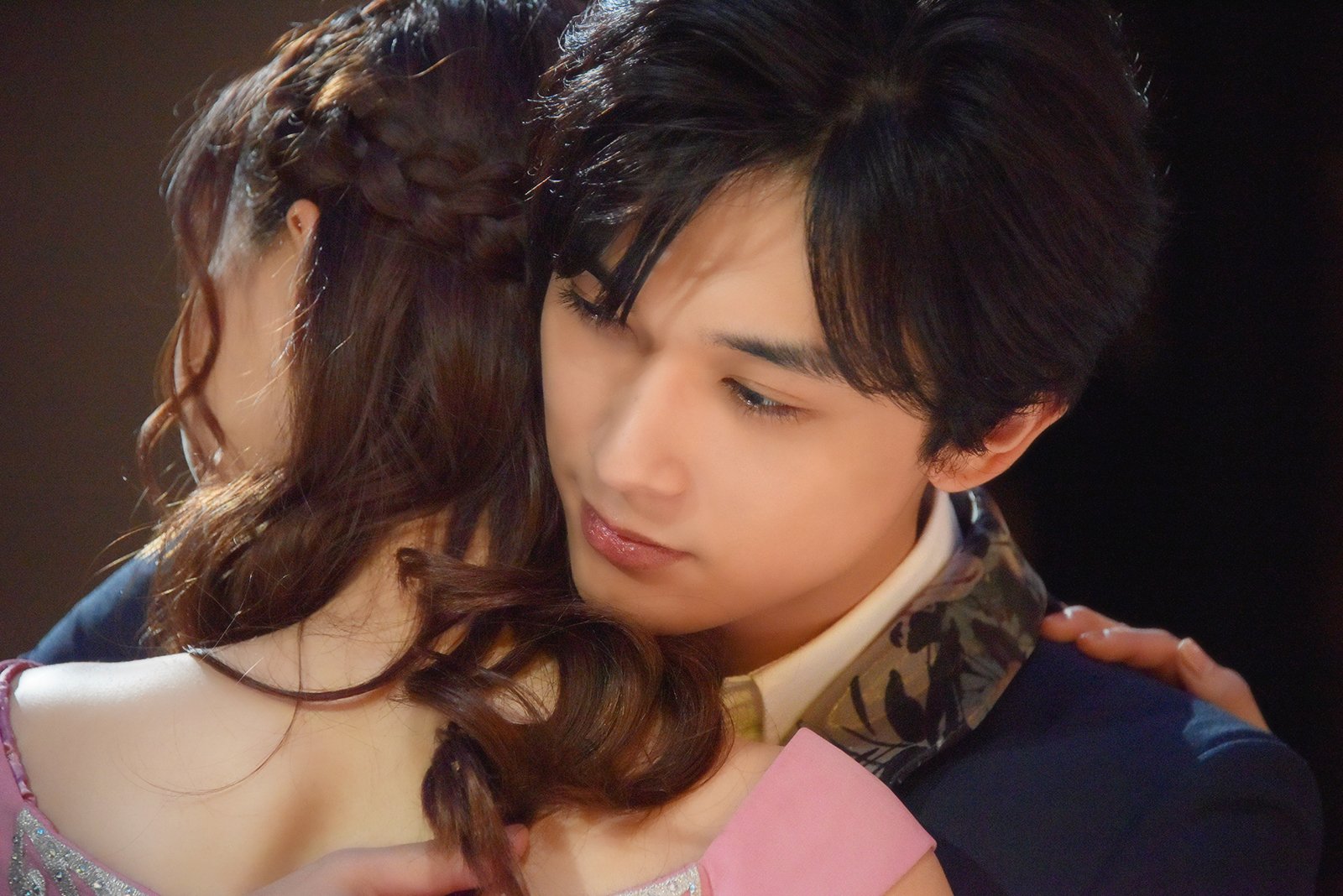 那个女孩的俘虏剧照的剧照