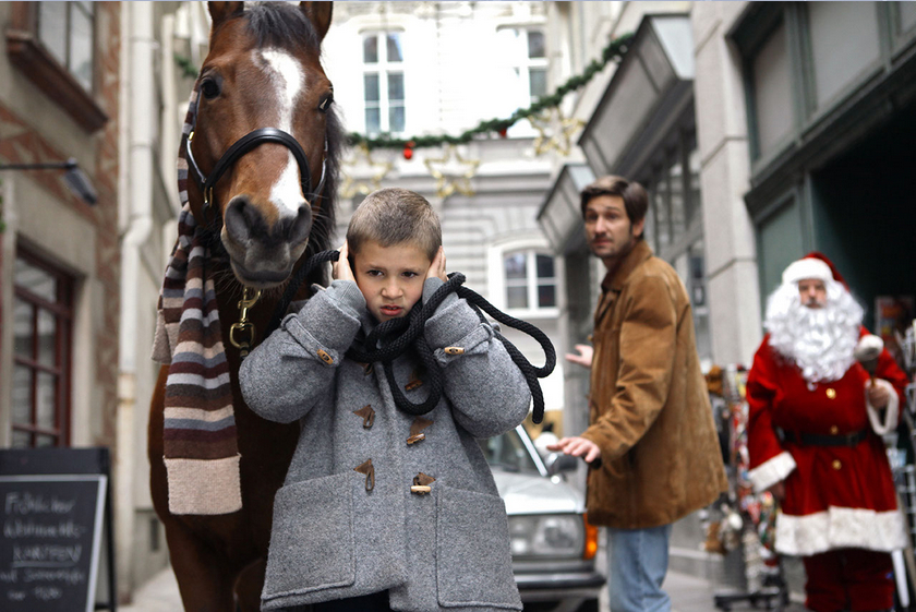 阳台上的马剧照的剧照