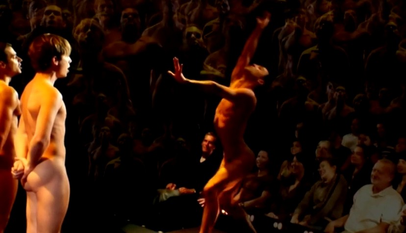 裸男歌唱剧照的剧照