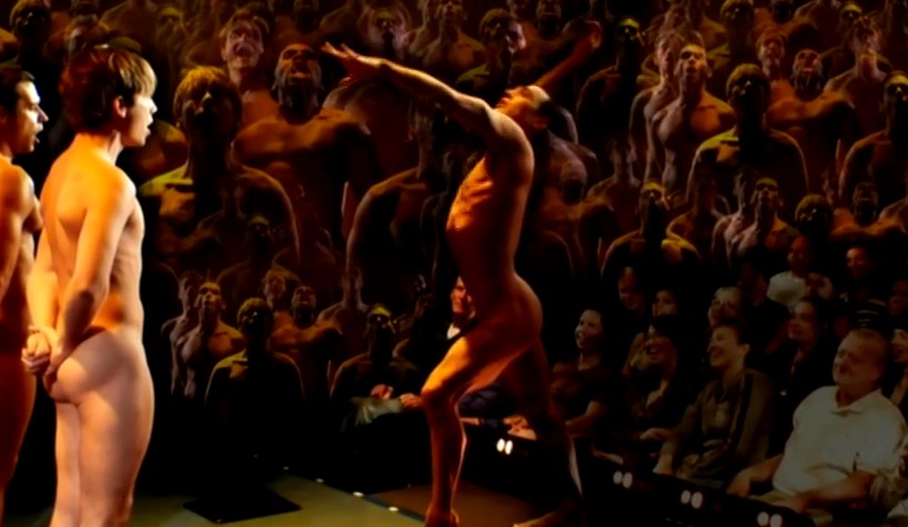 裸男歌唱剧照的剧照