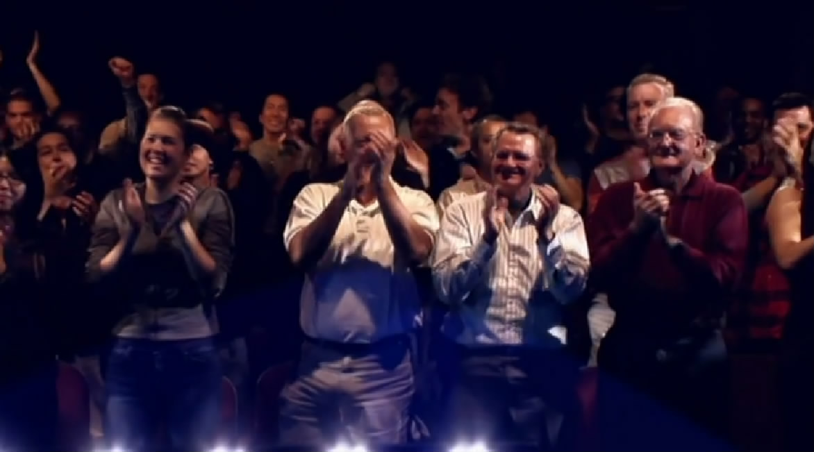 裸男歌唱剧照的剧照