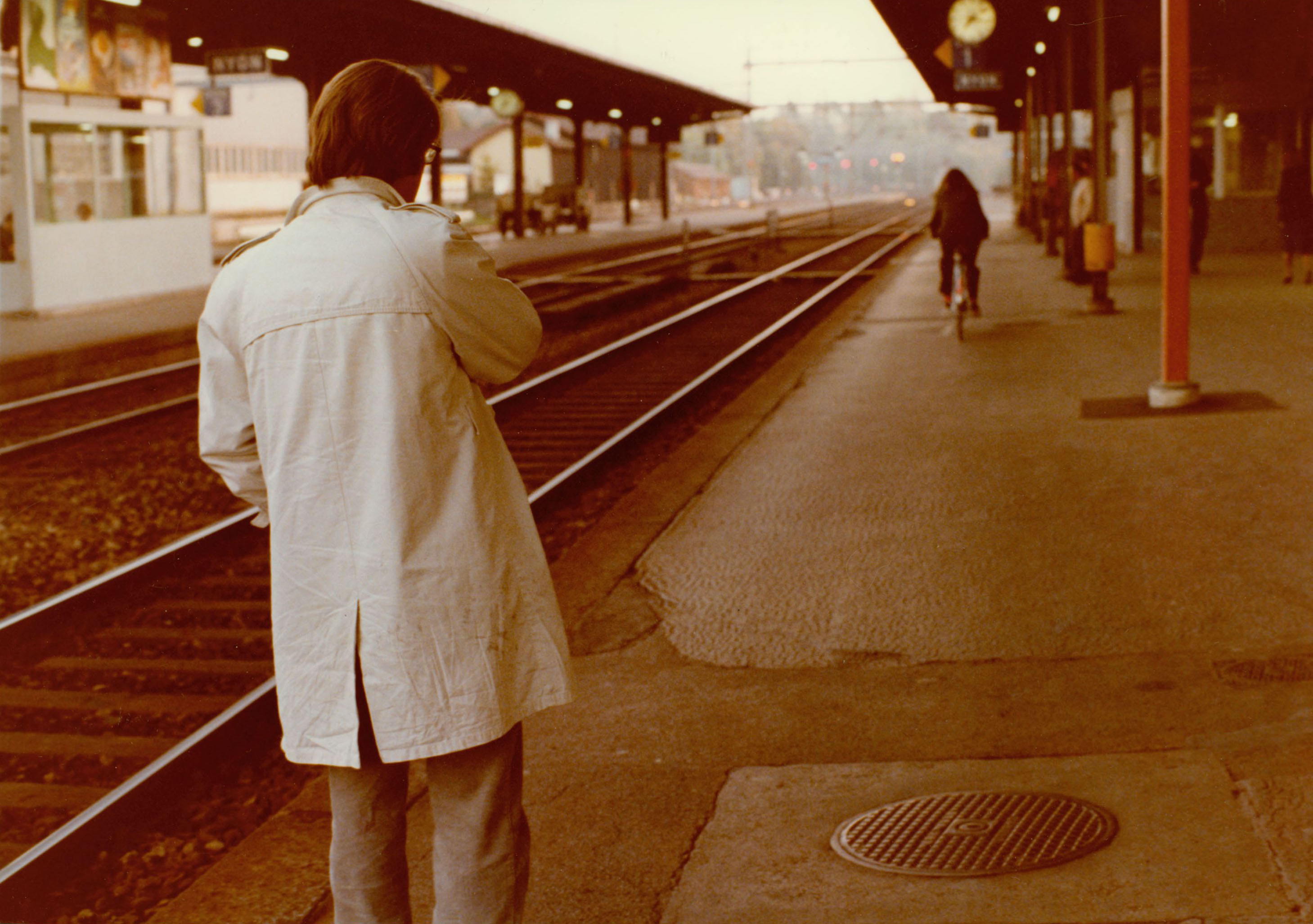 各自逃生剧照的剧照