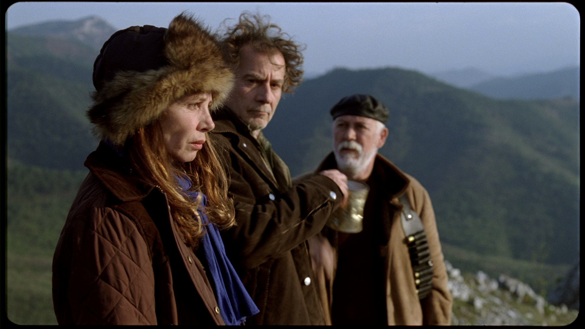 擦掉眼泪的女人剧照的剧照