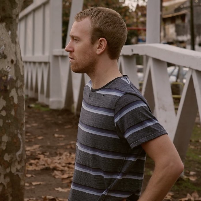 金发男子剧照的剧照