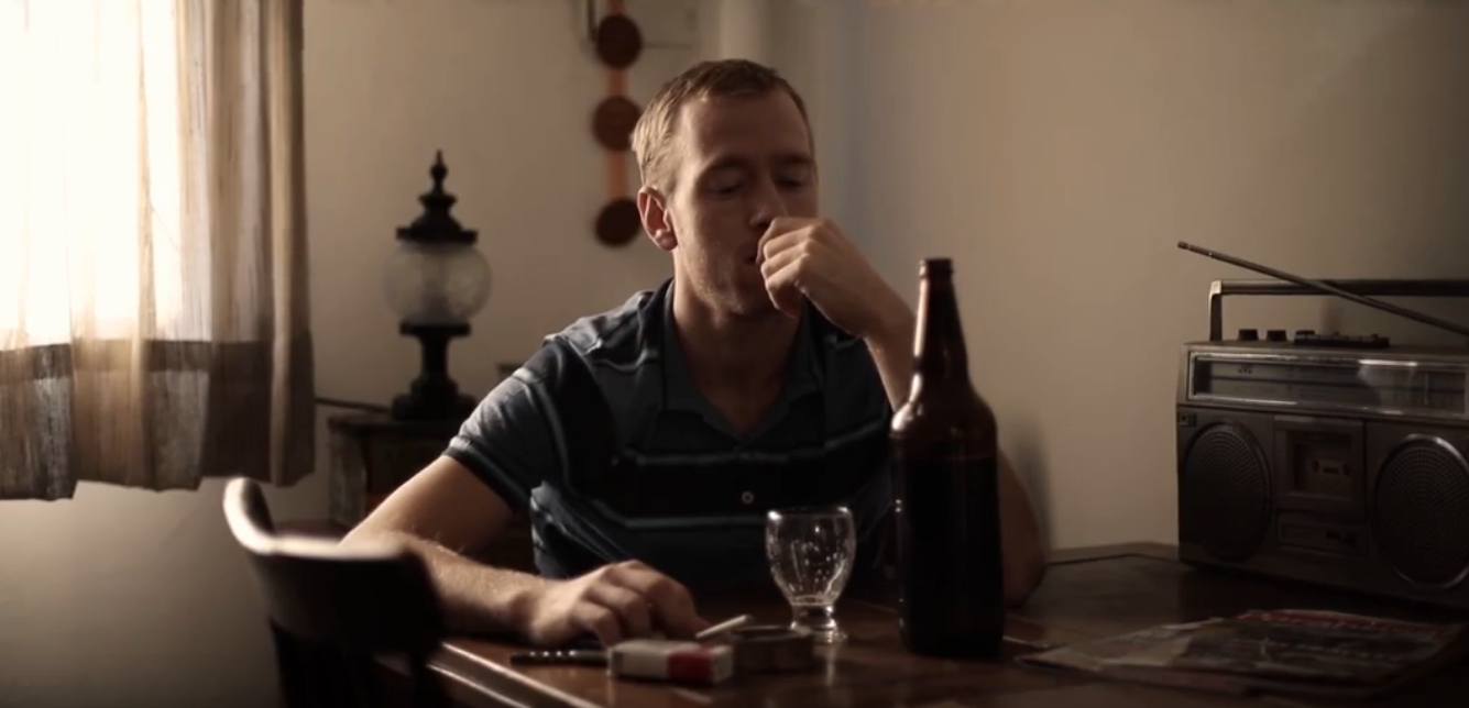 金发男子剧照的剧照