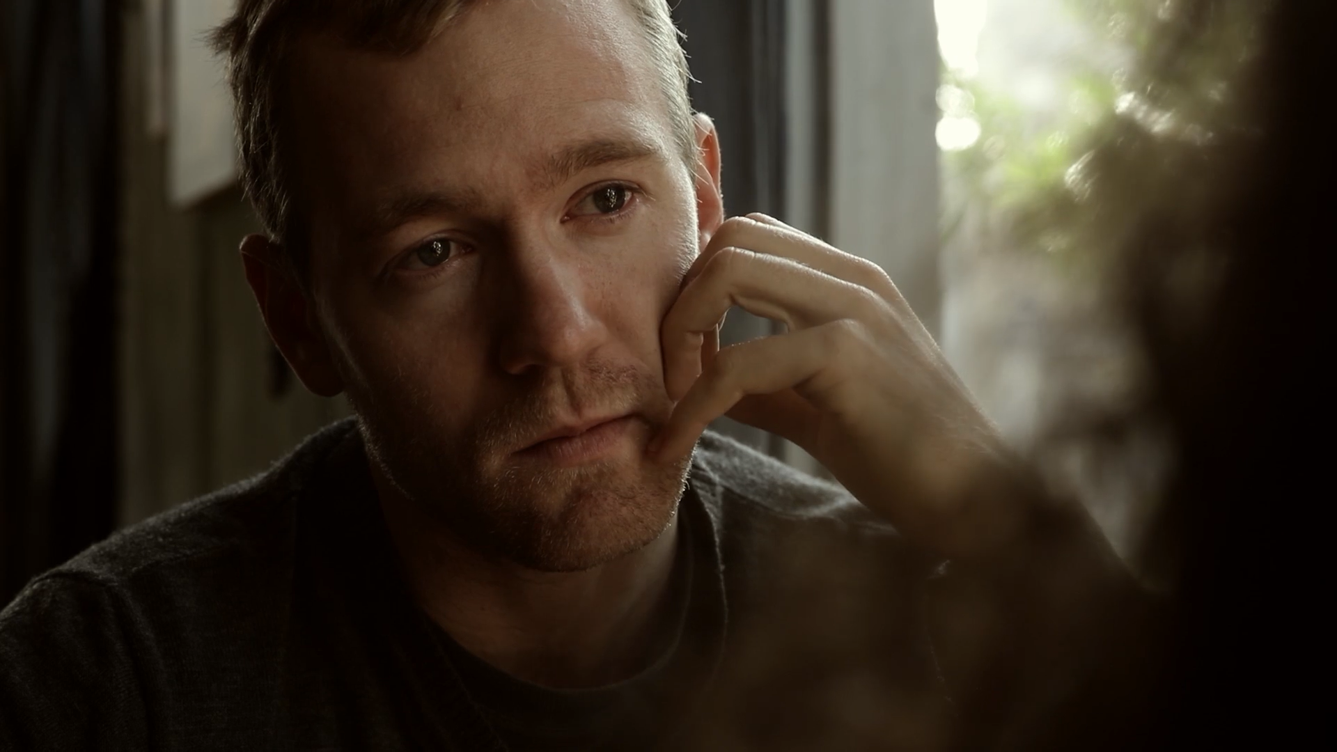 金发男子剧照的剧照