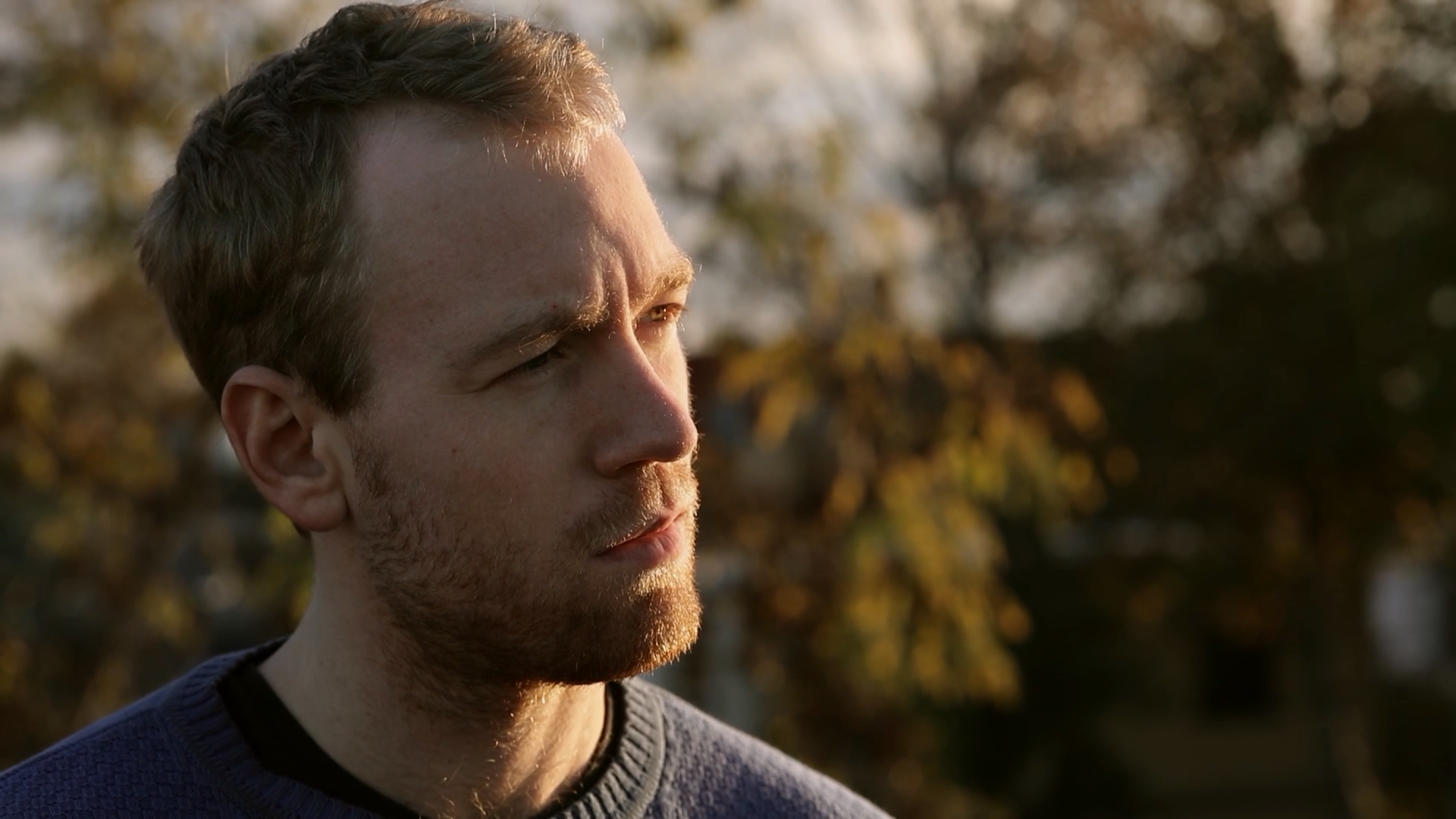 金发男子剧照的剧照