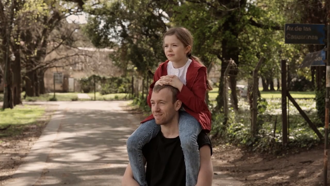 金发男子剧照的剧照