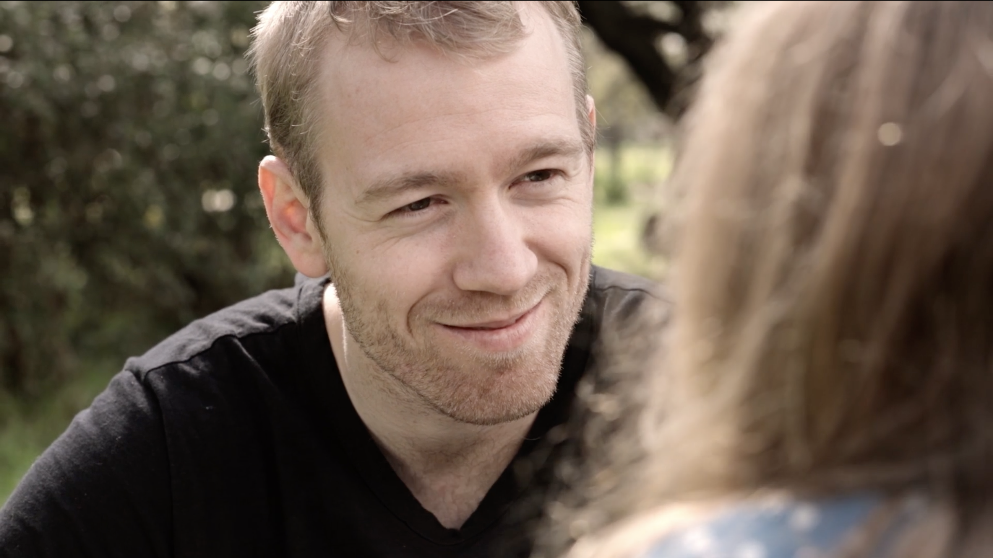 金发男子剧照的剧照