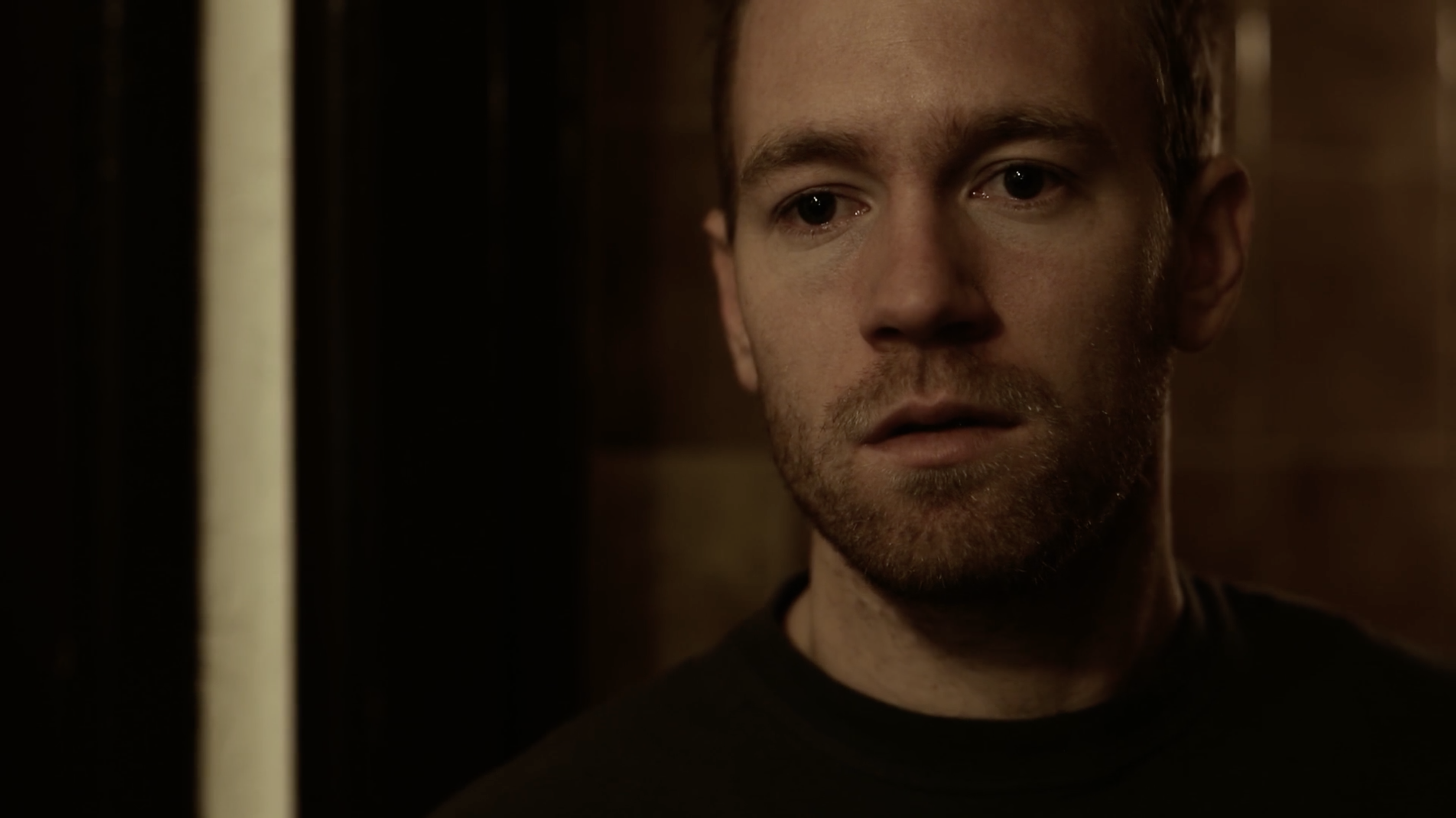 金发男子剧照的剧照