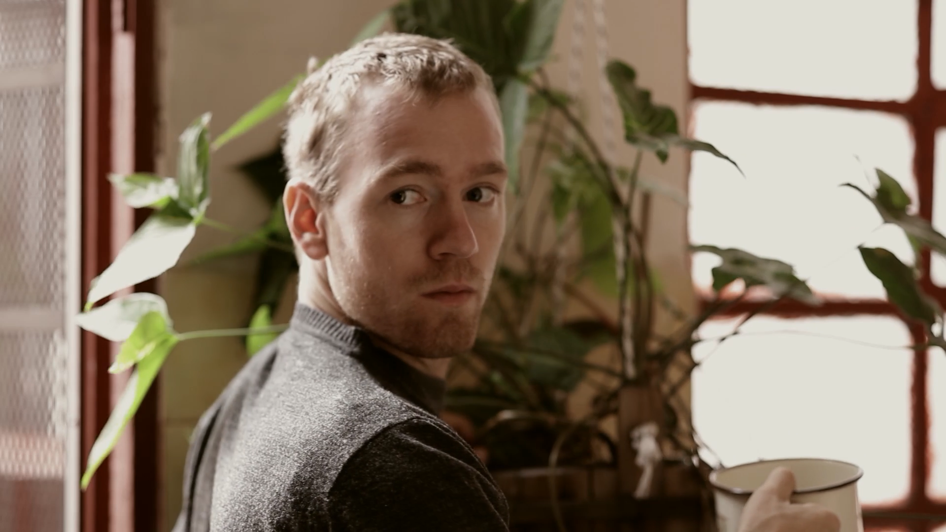 金发男子剧照的剧照