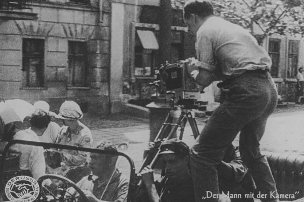 持摄影机的人剧照的剧照