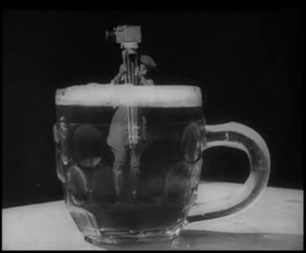 持摄影机的人剧照的剧照