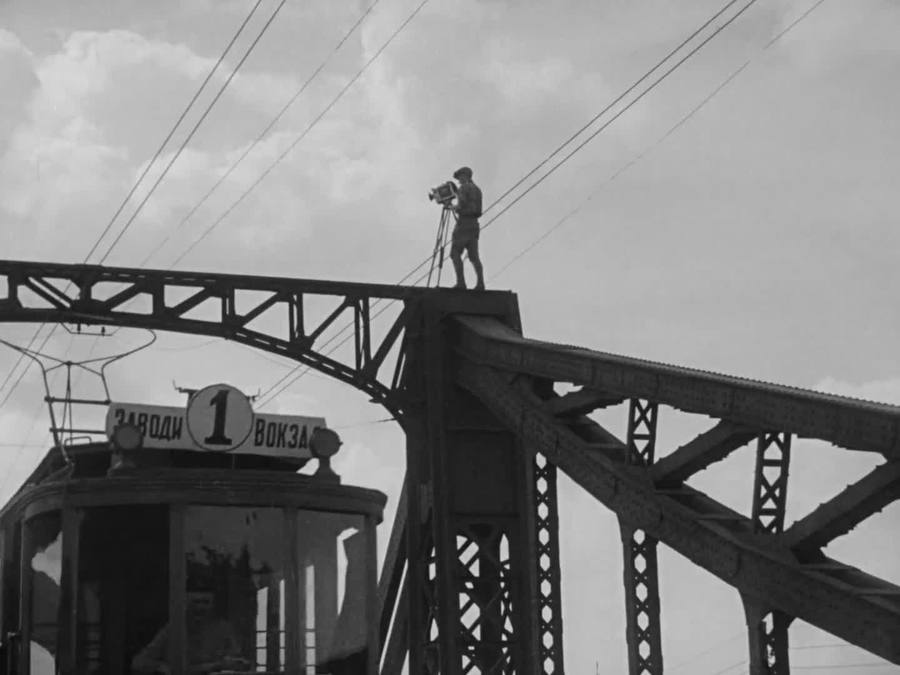 持摄影机的人剧照的剧照