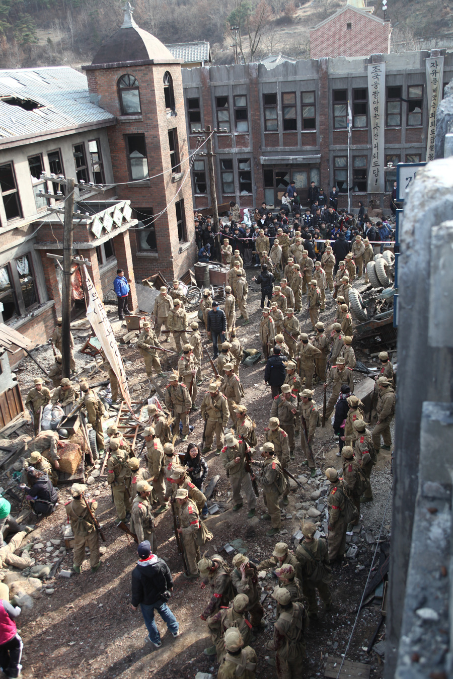 向着炮火剧照的剧照