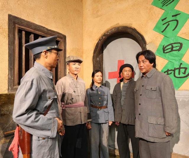 红色圩场剧照的剧照