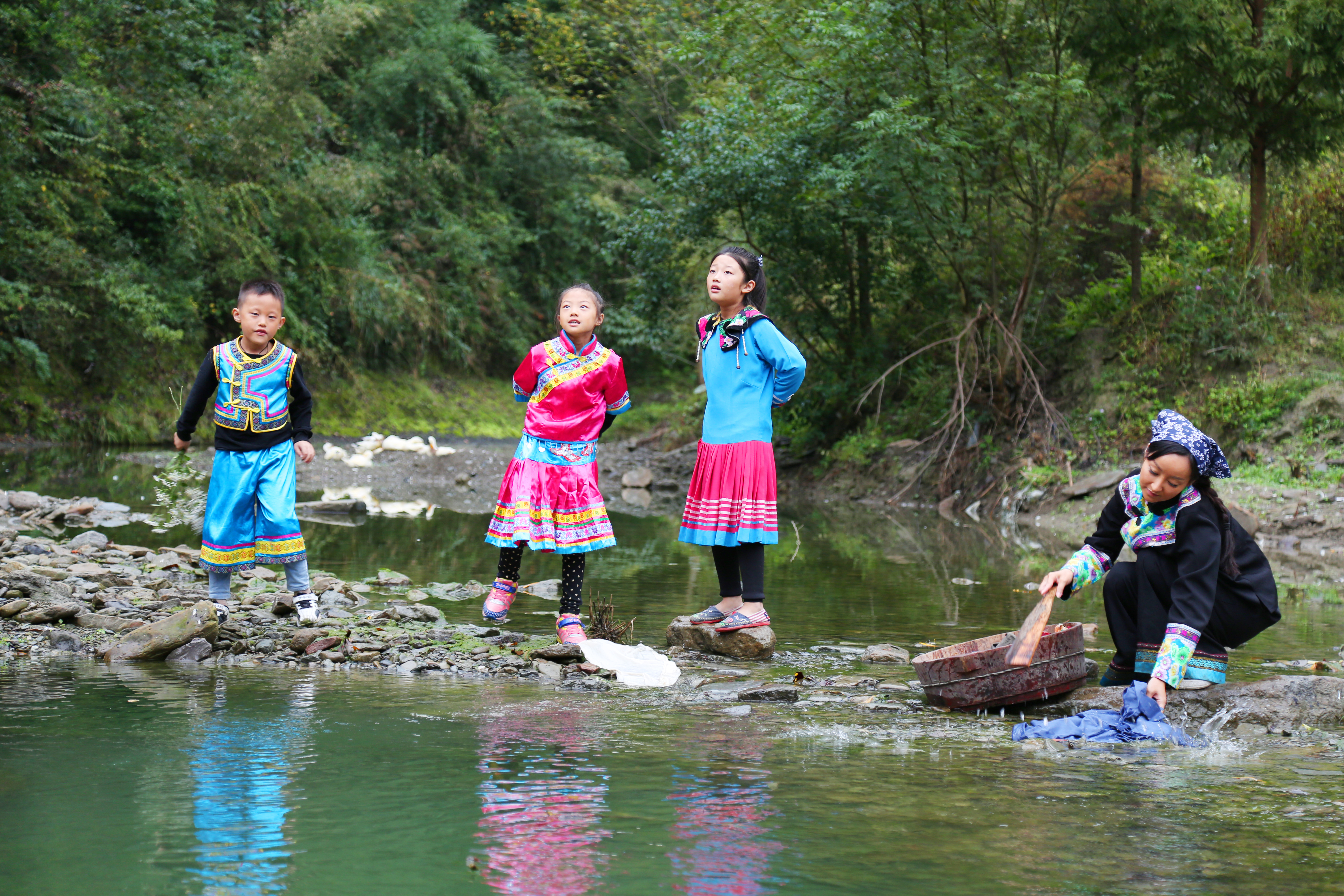 撼山瑶剧照的剧照