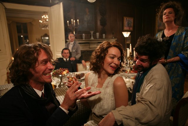 沙发上的马勒剧照的剧照