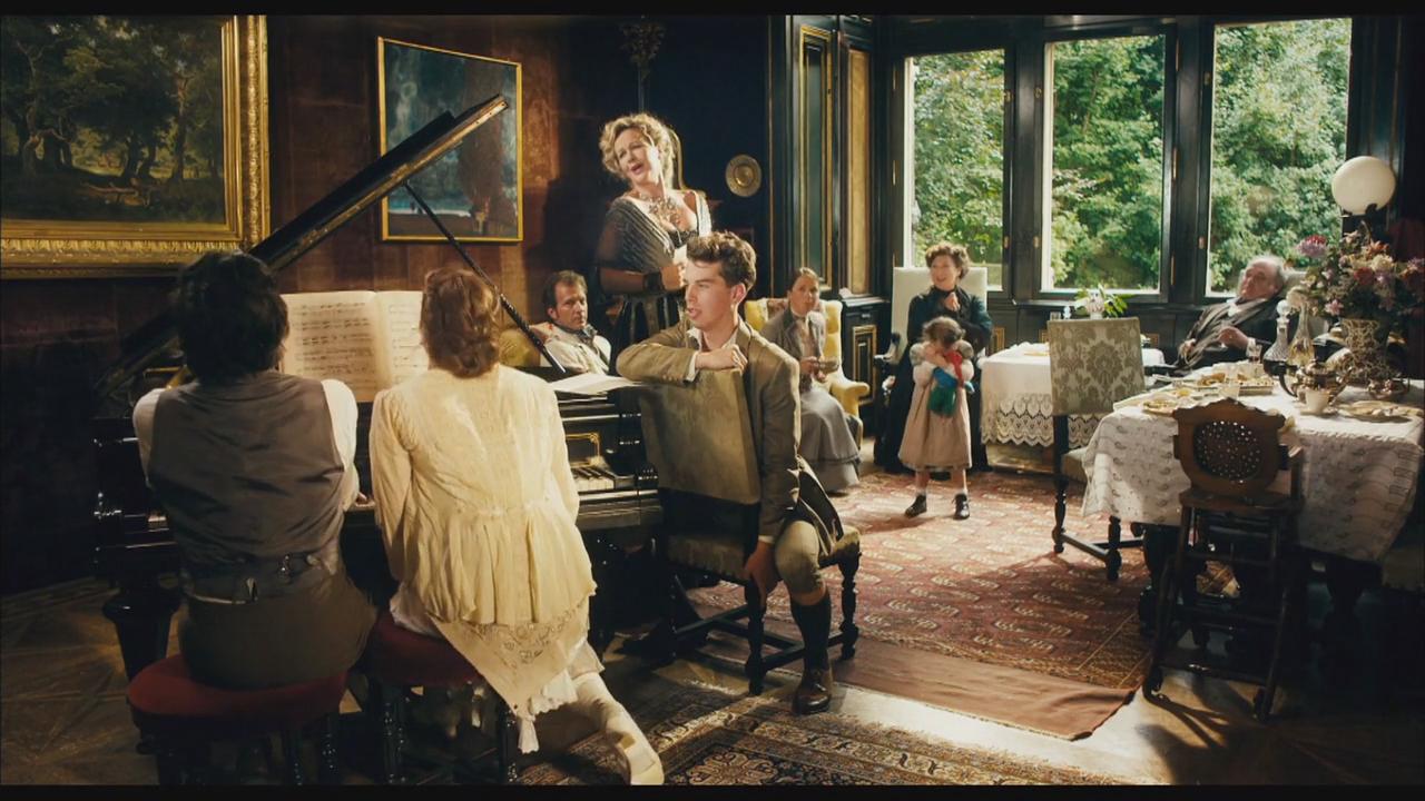 沙发上的马勒剧照的剧照