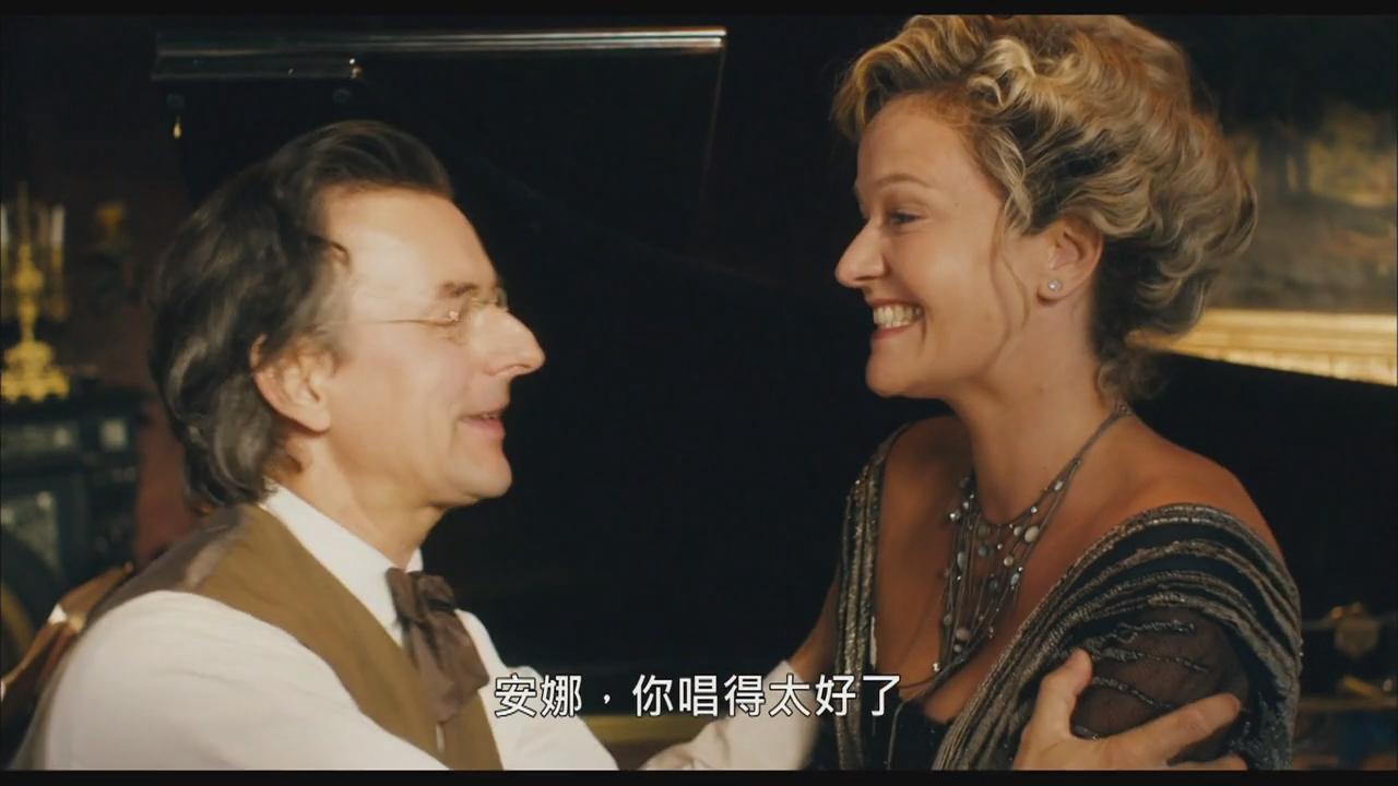 沙发上的马勒剧照的剧照