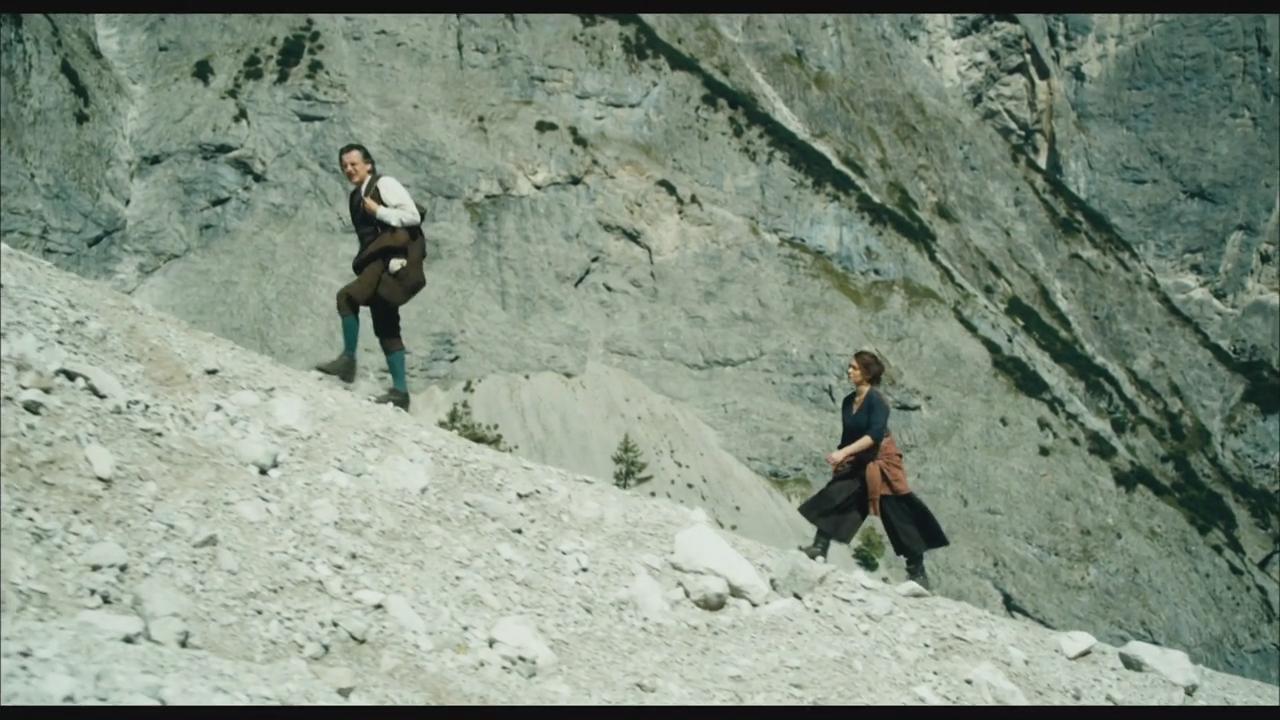 沙发上的马勒剧照的剧照