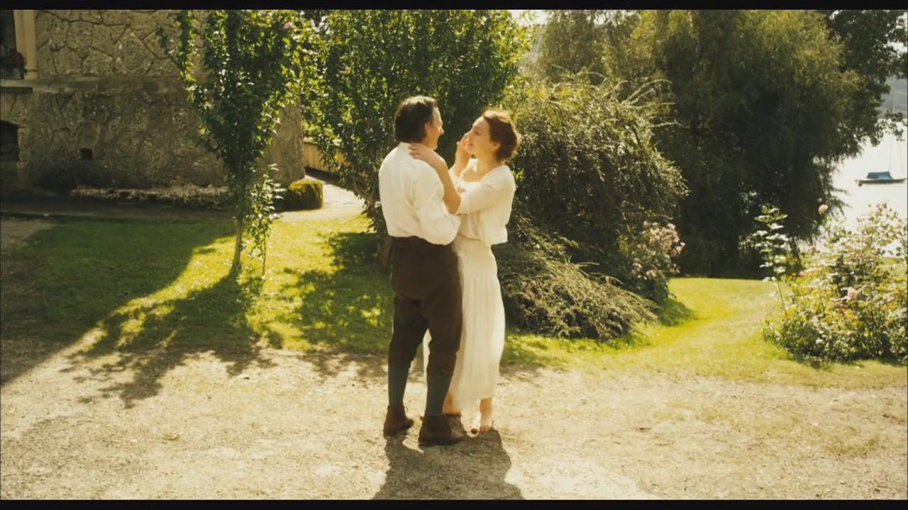 沙发上的马勒剧照的剧照