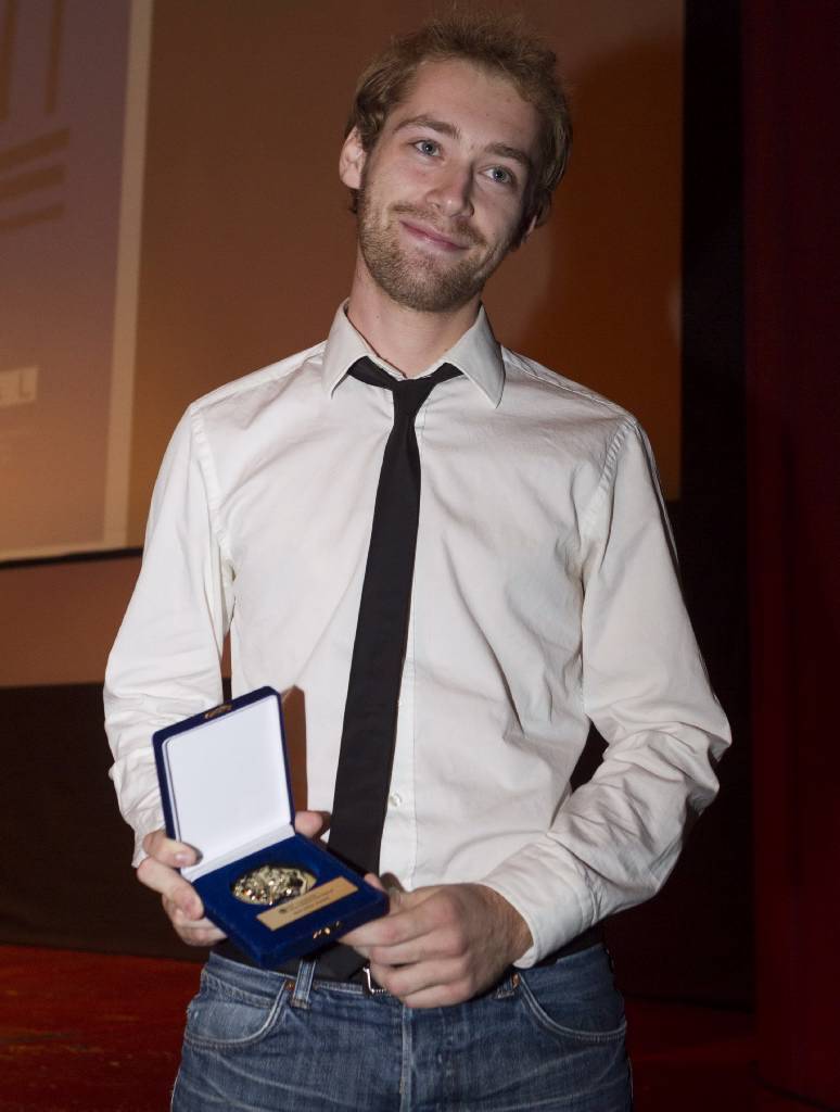 吃鸟食的男孩剧照的剧照