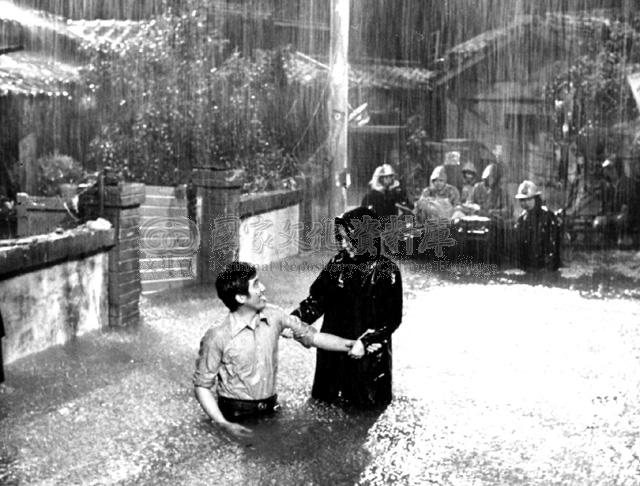 汪洋中的一条船剧照的剧照