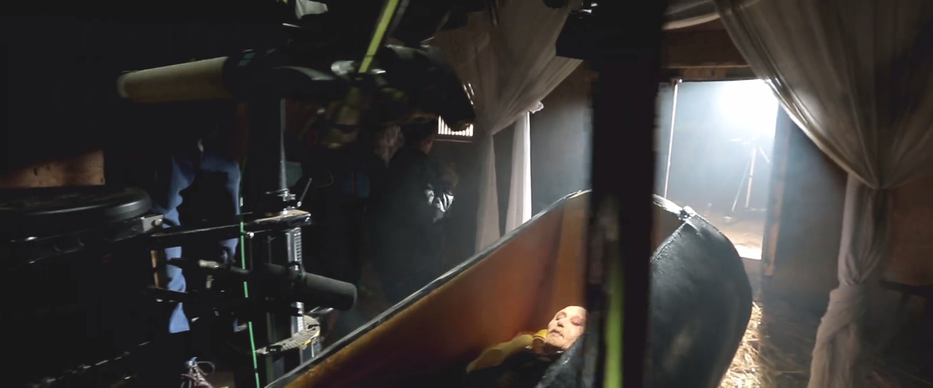 守灵剧照的剧照