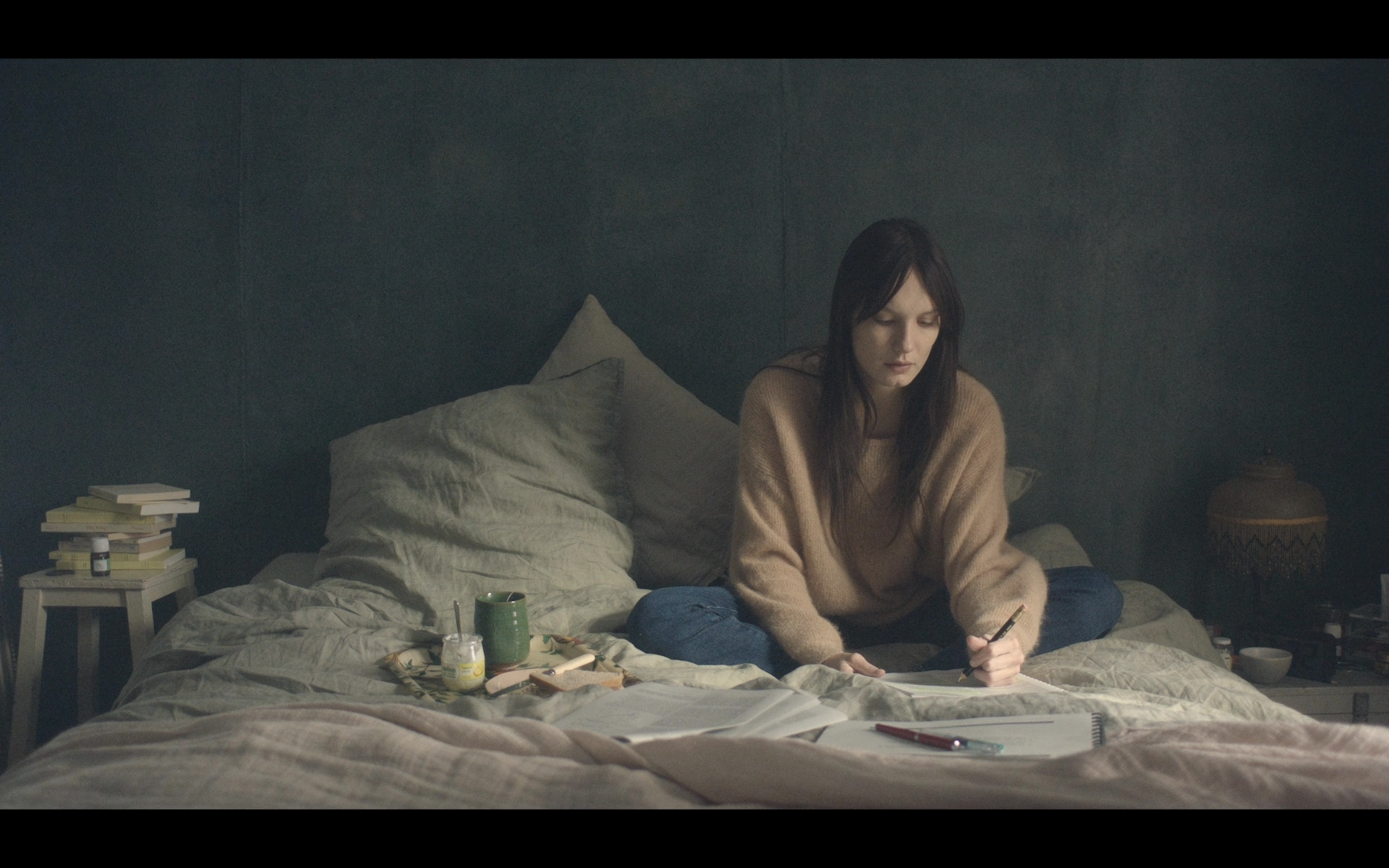 某处，某人剧照的剧照