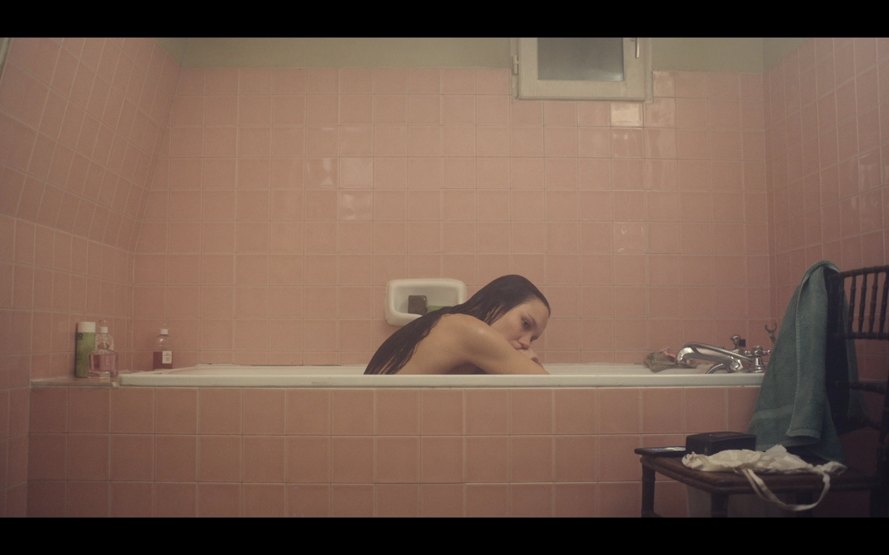 某处，某人剧照的剧照