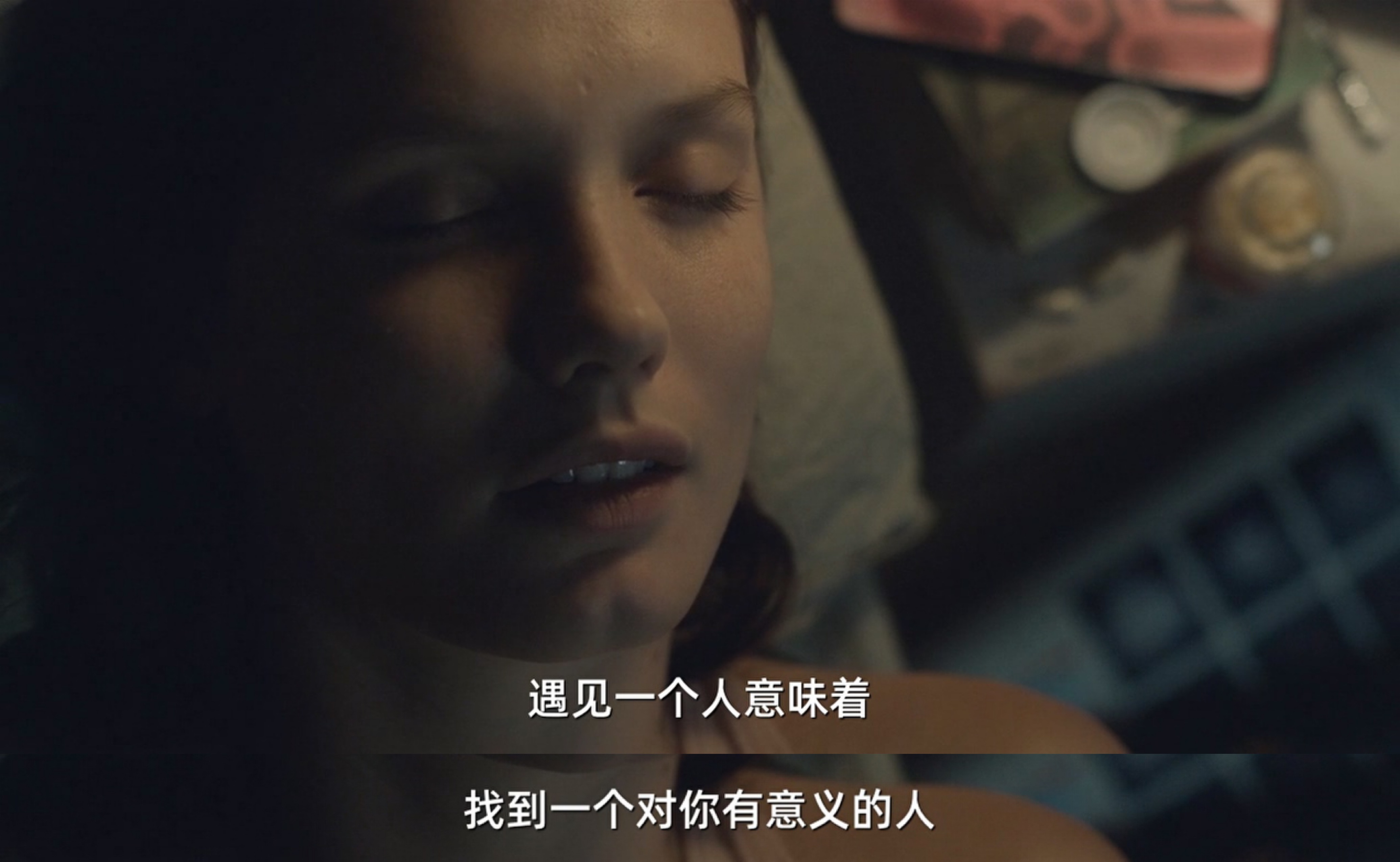 某处，某人剧照的剧照