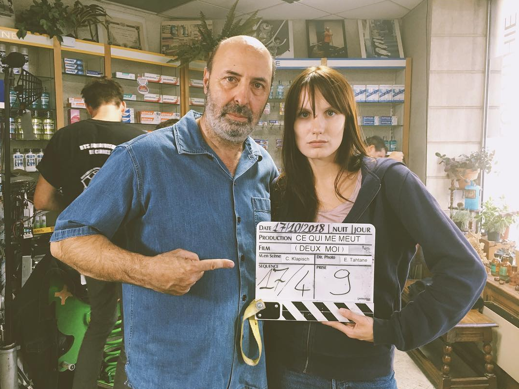 某处，某人剧照的剧照