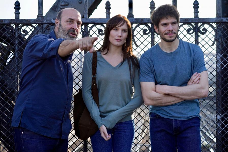 某处，某人剧照的剧照