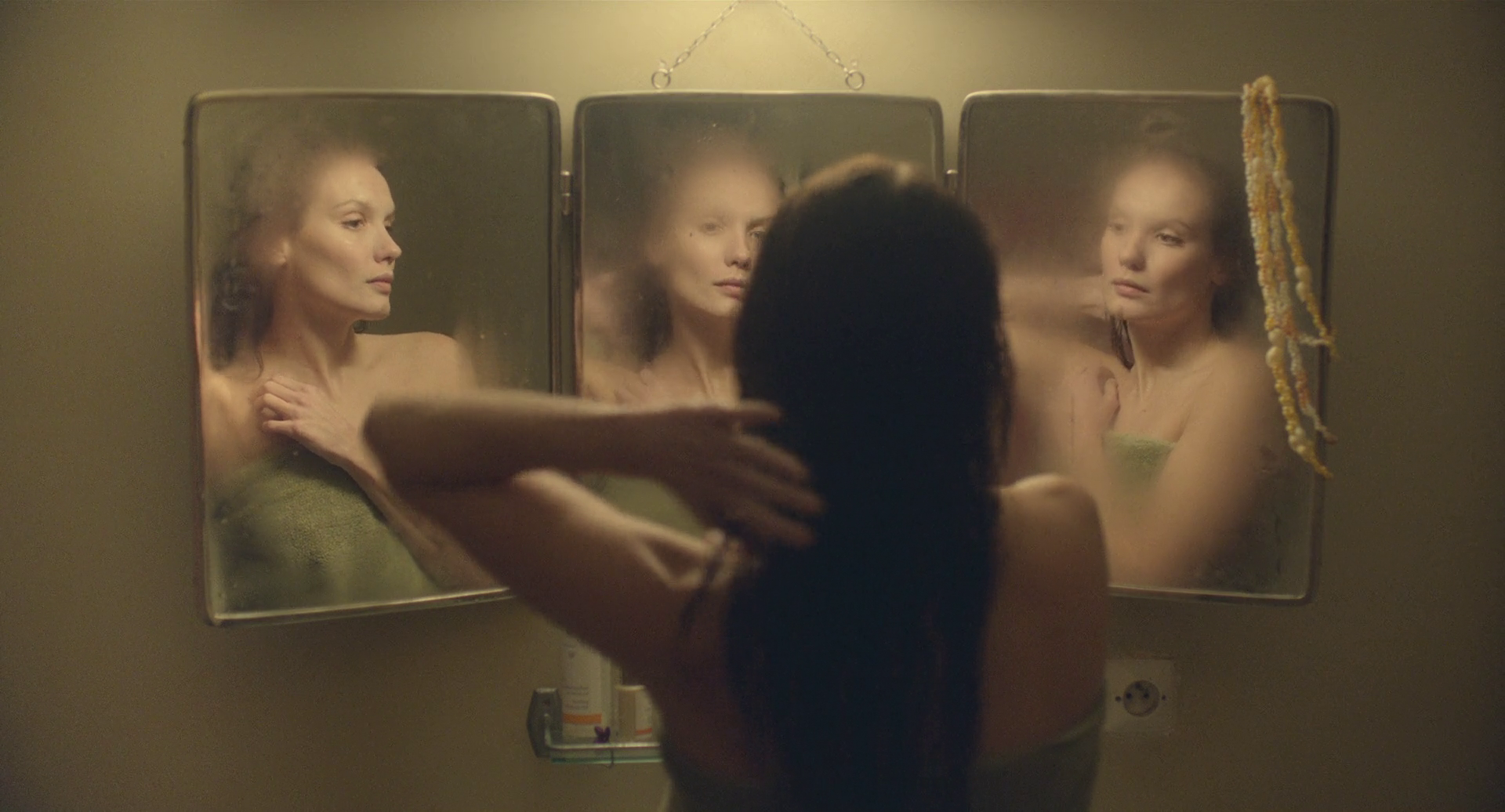 某处，某人剧照的剧照