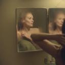 某处，某人剧照