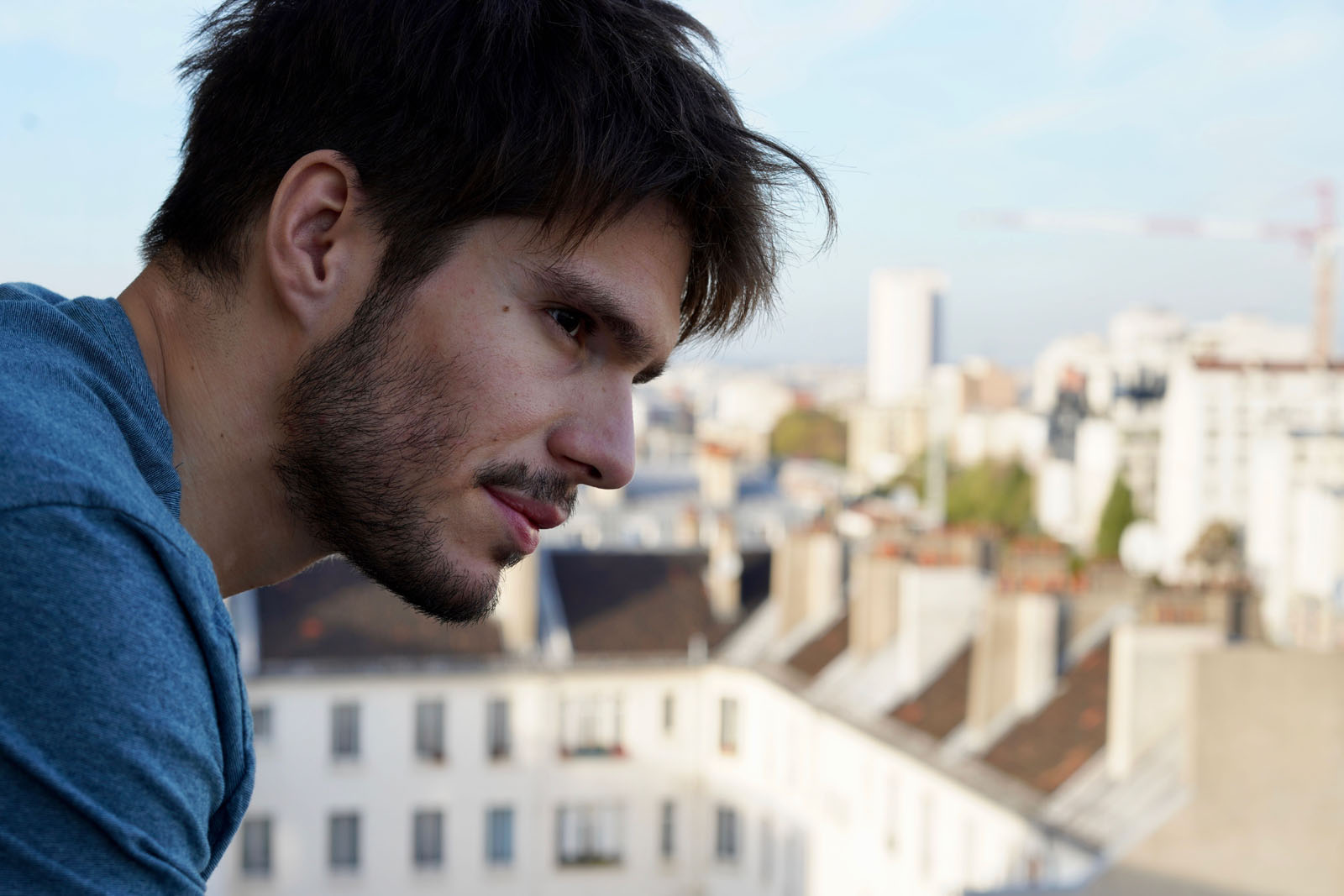 某处，某人剧照的剧照