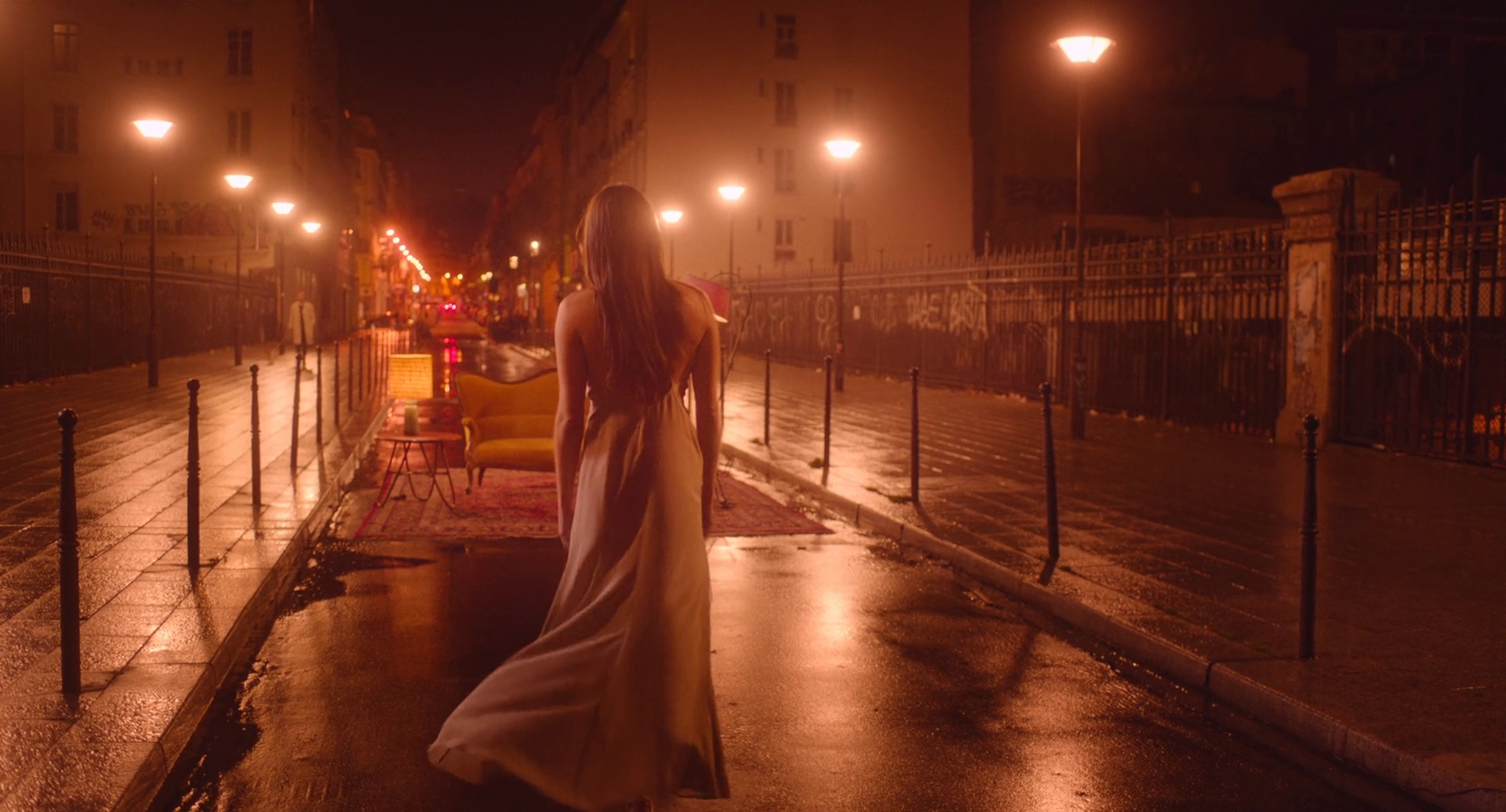 某处，某人剧照的剧照