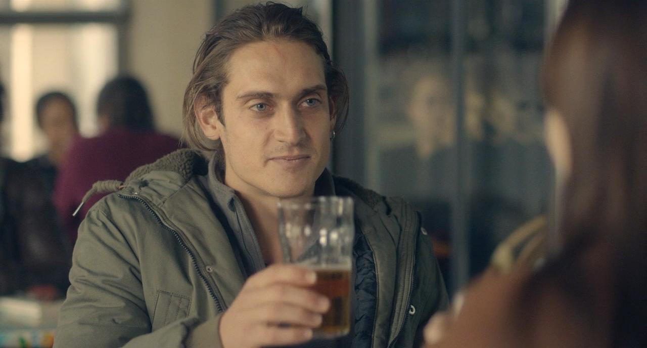 某处，某人剧照的剧照