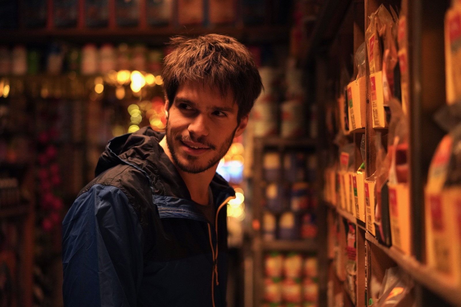 某处，某人剧照的剧照